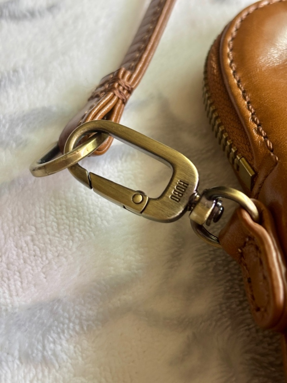 HOBO Reeva small leather Crossbody bag. - Picture 4 of 10
